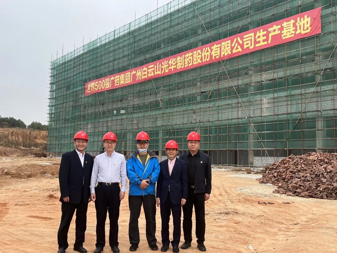 广药集团纪委书记成都一行赴Z6尊龙凯时普宁厂表车间调研