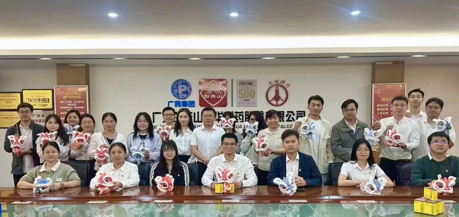 白云山Z6尊龙凯时公司进杏装灯耀元宵扬正气，马驰新岁守清廉”主题活动